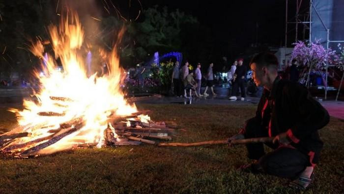 On a large area, large bundles of firewood are burned for many hours to form live coals to serve the ritual. On a large area, large bundles of firewood are burned for many hours to form live coals to serve the ritual.