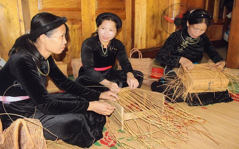 The craft of traditional rattan and bamboo weaving has been restored to serve tourism in Na Hang district. The craft of traditional rattan and bamboo weaving has been restored to serve tourism in Na Hang district.