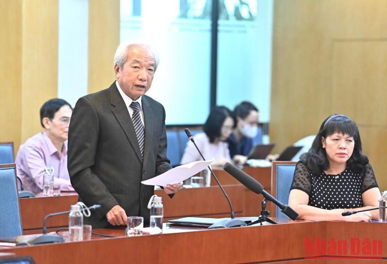 A voter from Ba Dinh District voices his concerns at the meeting.