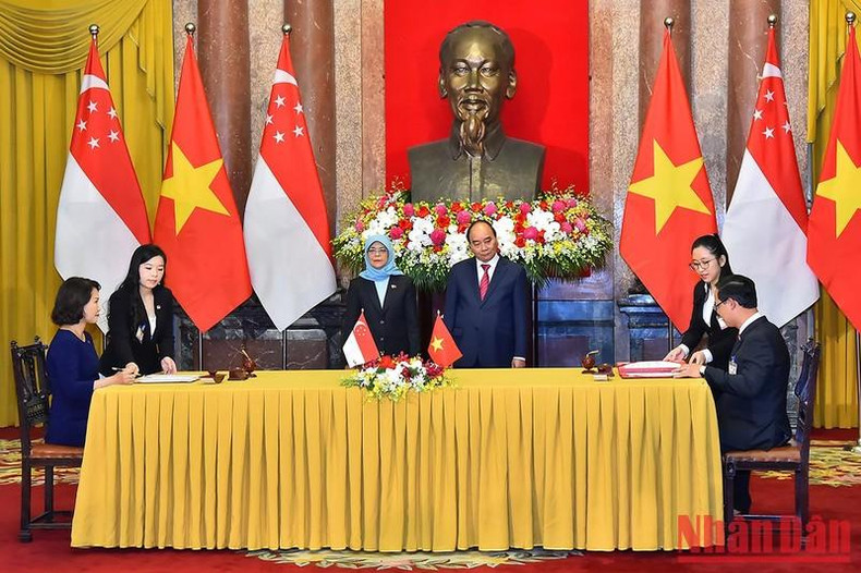 President Nguyen Xuan Phuc and his Singaporean counterpart Halimah Yacob, witness the signing of a Memorandum of Understanding on cooperation in the field of vocational education between the Institute of Technical Education of Singapore and the General Department of Vocational Training under the Ministry of Labour, Invalids and Social Affairs.