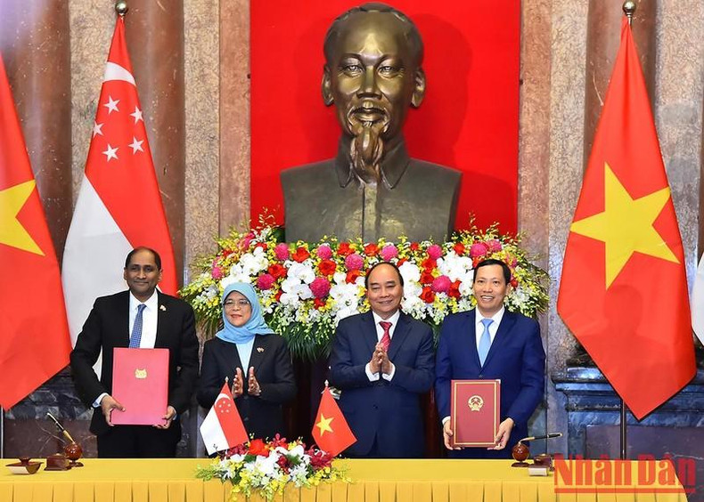 The two State leaders witness the signing of a Memorandum of Understanding on cooperation in cybersecurity, cybercrime prevention, and personal data protection between the Ministry of Communications and Information of Singapore and the Vietnamese Ministry of Public Security.