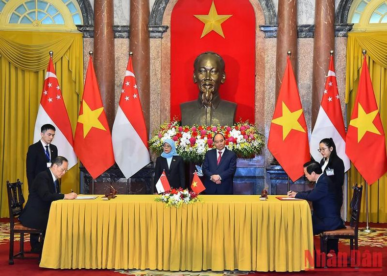 Minister of Natural Resources and Environment Tran Hong Ha and Minister for Manpower and Second Minister for Trade and Industry of Singapore, signed a Memorandum of Understanding under Article 6 of the Paris Agreement, between the two Ministries of Industry and Trade.