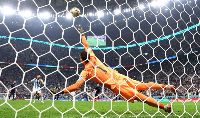 Argentina's Lionel Messi scores their first goal from the penalty spot past Croatia's Dominik Livakovic. (Photo: REUTERS)