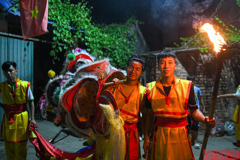 The members takes turn performing The members takes turn performing