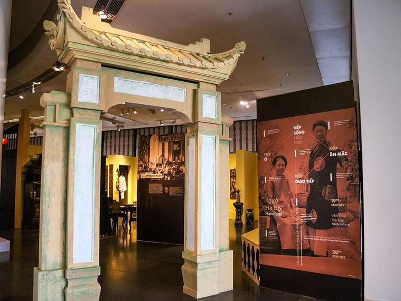 The entrance to the exhibition area was designed like a familiar village gate, accompanied by an infographic introducing the lifestyles of Hanoians in the past.
