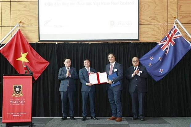 NA Chairman Vuong Dinh Hue and leaders of the University of Waikato witness the exchange of 10 memoranda of understanding on educational cooperation between the two countries’ universities. (Photo: VNA)