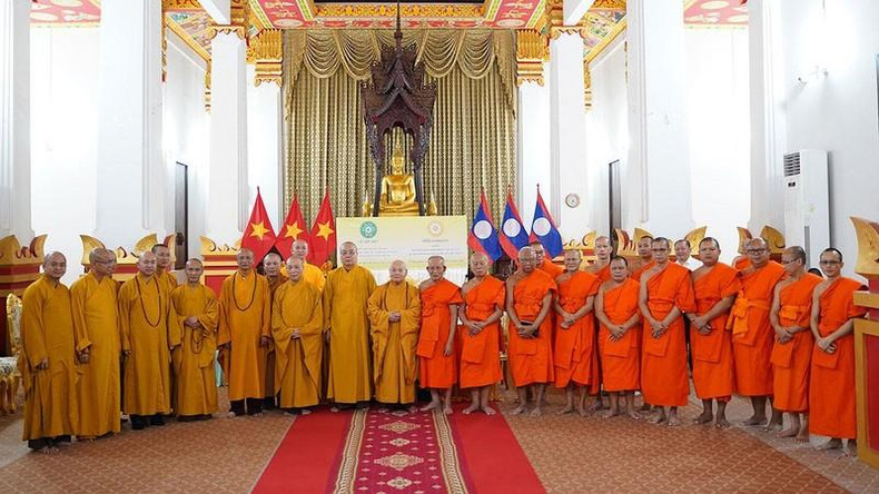 The delegations of Vietnamese and Lao Buddhist Sanghas (Photo: NDO)