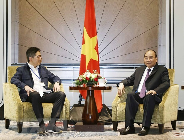 President Nguyen Xuan Phuc (right) KADIN Chairman Arsjad Rasjid (Photo: VNA) President Nguyen Xuan Phuc (right) KADIN Chairman Arsjad Rasjid (Photo: VNA)