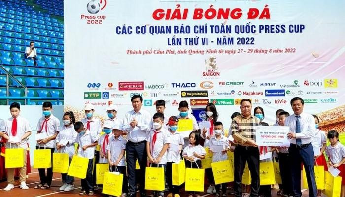 Gifts are presented to students who are living in difficult circumstances in Cam Pha City. (Photo: NDO)