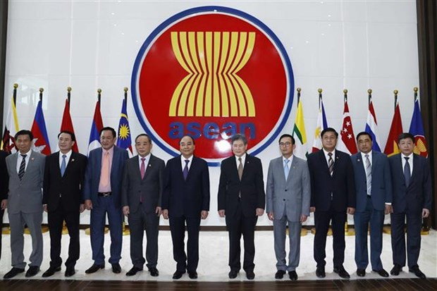 President Nguyen Xuan Phuc (fifth from left) with ASEAN Secretary-General Lim Jock Hoi (fifth from right) and other delegates. (Photo: VNA) President Nguyen Xuan Phuc (fifth from left) with ASEAN Secretary-General Lim Jock Hoi (fifth from right) and other delegates. (Photo: VNA)