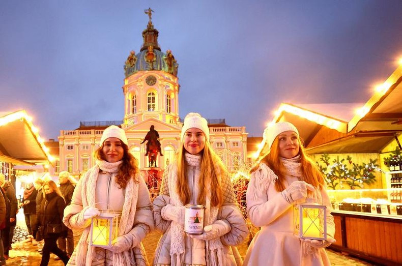 Women from Ukraine collect donations for Ukrainian children at the Christmas market in front of Charlottenburg Palace in Berlin, Germany, November 24, 2022. (Photo: Reuters)