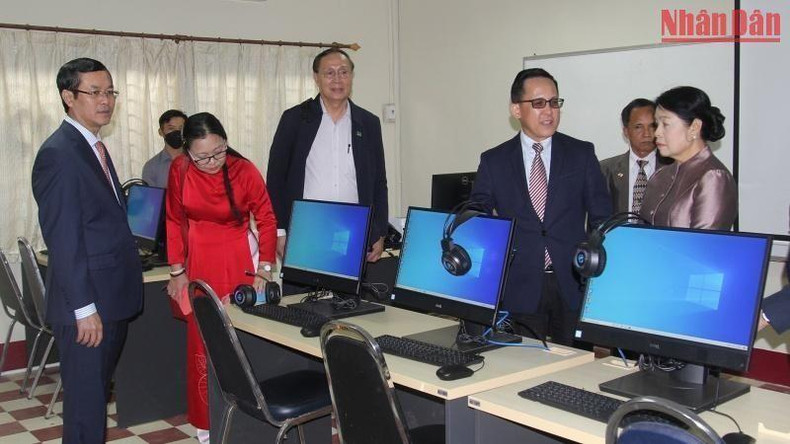 The delegates visit the UCL-IICT centre. (Photo: NDO)