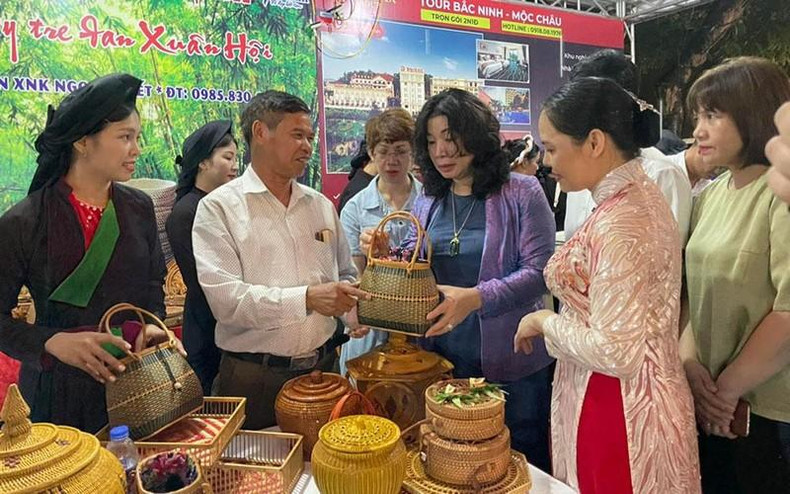 Products from trade villages in Bac Ninh introduced to visitors. (Photo: NDO)