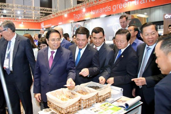 PM Pham Minh Chinh visits an exhibition showcasing the national branded products. (Photo: moit.gov.vn) PM Pham Minh Chinh visits an exhibition showcasing the national branded products. (Photo: moit.gov.vn)
