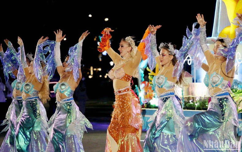Foreign dancers perform at the event. (Photo: NDO)