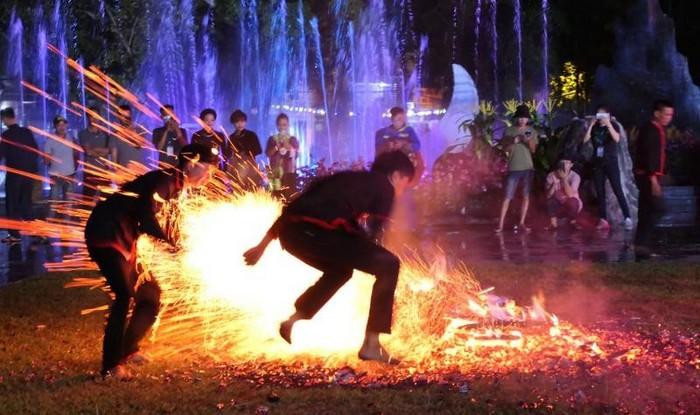 The mysterious fire dance of the Pa Then ethnic minority people in Tan Bac Commune, Quang Binh District, Ha Giang Province, has become a unique tourism product of the headland of the country. The mysterious fire dance of the Pa Then ethnic minority people in Tan Bac Commune, Quang Binh District, Ha Giang Province, has become a unique tourism product of the headland of the country.