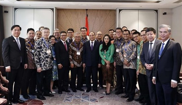 President Nguyen Xuan Phuc poses for a photo with the delegation of the Indonesia - Vietnam Friendship Association. (Photo: VNA)