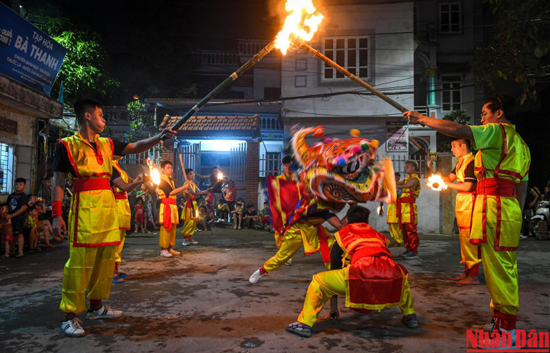 Notably, before the lion dance performances, the group’s members sprayed water as practice for spraying gasoline to blow the fires. Notably, before the lion dance performances, the group’s members sprayed water as practice for spraying gasoline to blow the fires.