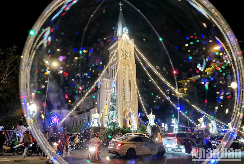 The Cathedral of the Da Lat Diocese is shimmering through a ball on Christmas Eve.
