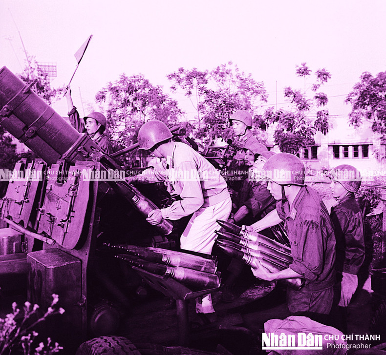 An anti-aircraft artillery unit on the shores of Truc Bach Lake fought against the American aircrafts. An anti-aircraft artillery unit on the shores of Truc Bach Lake fought against the American aircrafts.