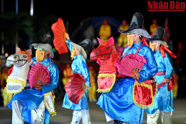 A performance by artisans from Thanh Hoa province