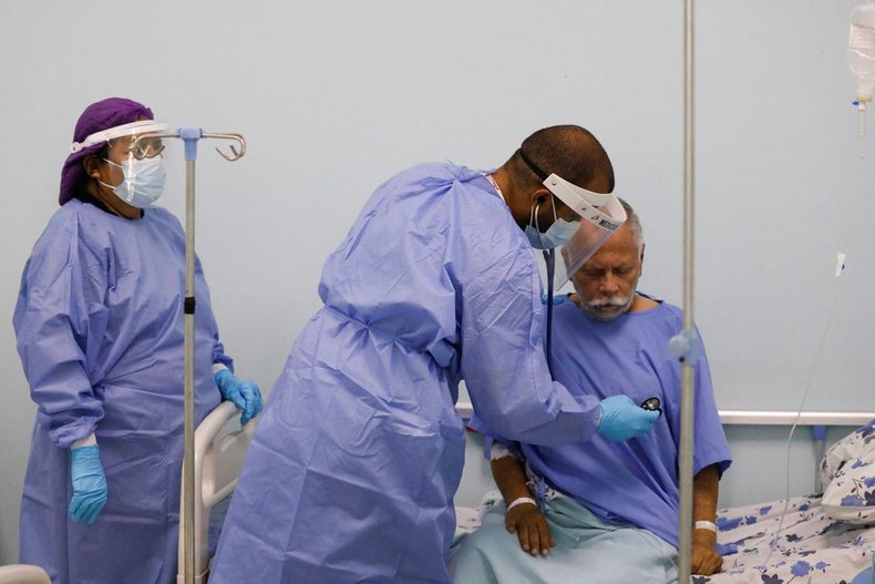 Doctors are examine a COVID-19 patient. (Photo: Reuters)
