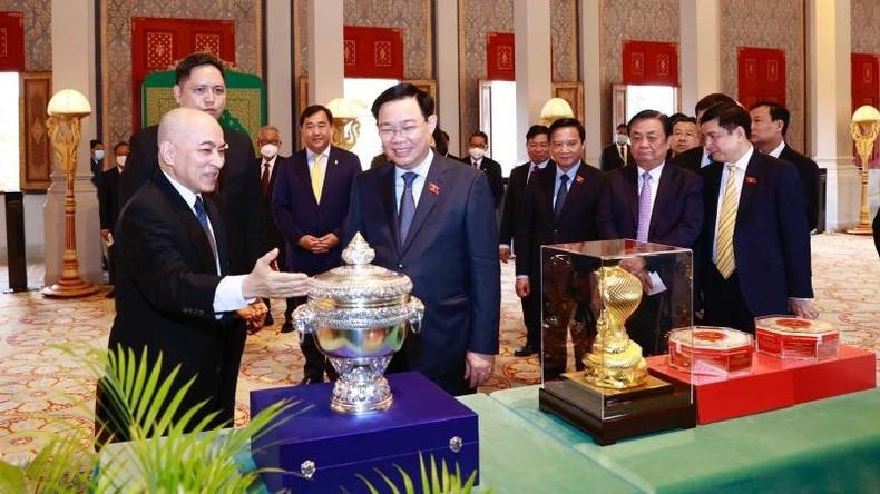 National Assembly Chairman Vuong Dinh Hue and King of Cambodia Norodom Sihamoni present gifts each other. (Photo: VNA)