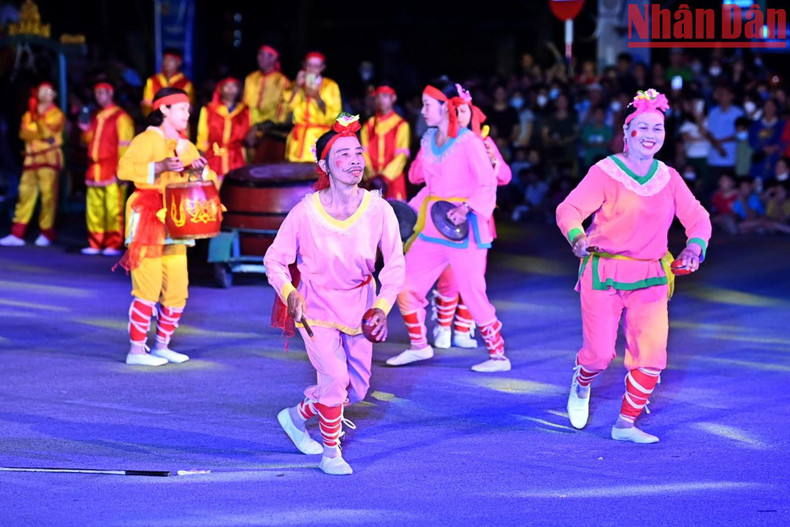 Exciting traditional art performances at the street carnival