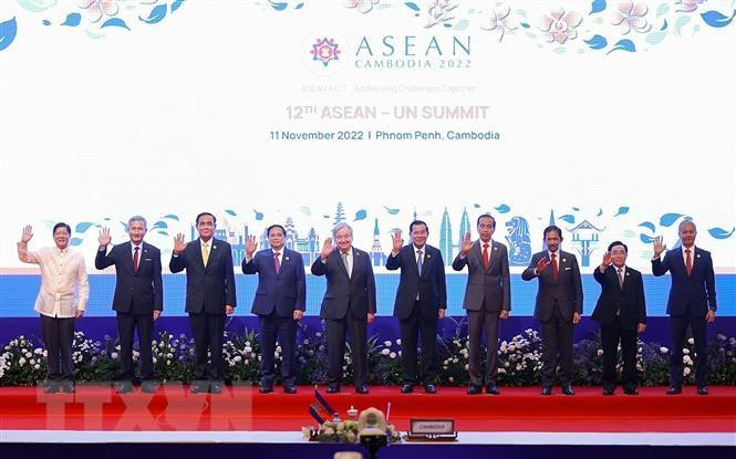 ASEAN leaders and the United Nations Secretary-General Antonio Guterres at the ASEAN-UN Summit. (Photo: VNA)