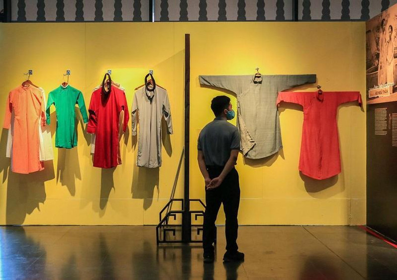 Many costumes of the capital’s citizens in the early 20th century are displayed at the exhibition.