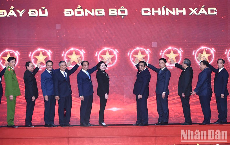 Prime Minister Pham Minh Chinh and delegates at the launch of a national database on civil servants. (Photo: NDO)