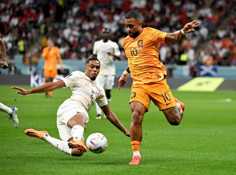 Netherlands' Memphis Depay in action with Qatar's Pedro Miguel. (Photo: REUTERS)