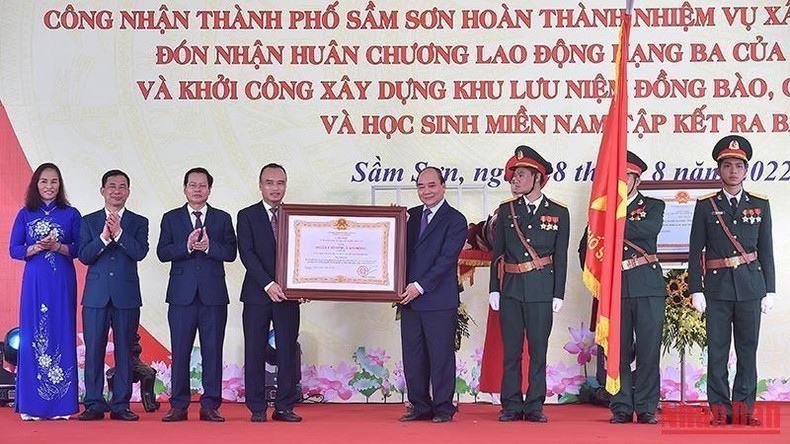 President Nguyen Xuan Phuc presents the Labour Order, third class to the Party Organisation, authorities and people of Sam Son city. (Photo: NDO) President Nguyen Xuan Phuc presents the Labour Order, third class to the Party Organisation, authorities and people of Sam Son city. (Photo: NDO)