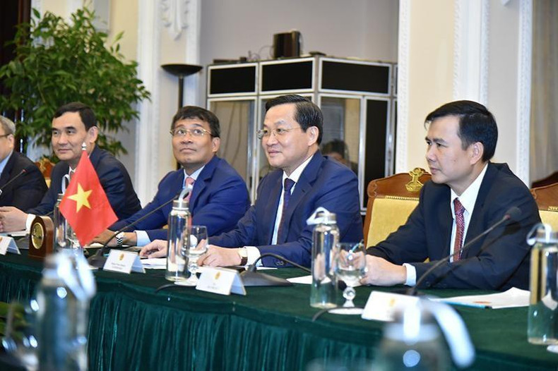 Deputy PM Le Minh Khai speaks at the talks. (Photo: VGP)