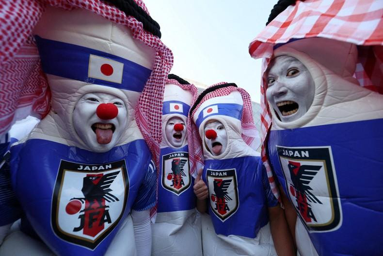 Japanese fans with their traditional costumes combined the typical Keffiyeh scarf of the Middle East. (Photo: REUTERS)