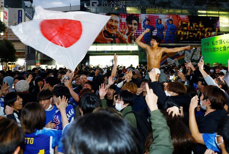 Japan fans celebrate at the Shibuya Crossing after the match as Japan qualify for the knockout stages. (Photo: REUTERS)
