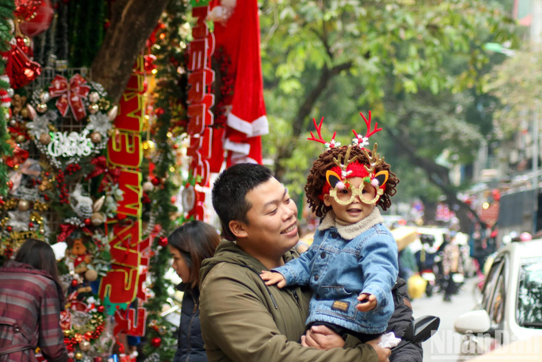 Many parents bring their children to buy toys and enjoy the fun and bustling atmosphere.