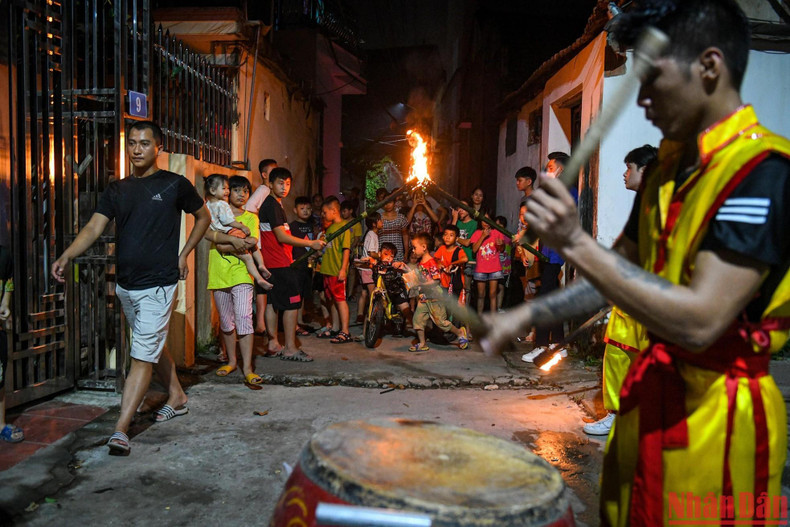 Several young men were appointed to arrange people at a safe distance from the lion dance team. Several young men were appointed to arrange people at a safe distance from the lion dance team.