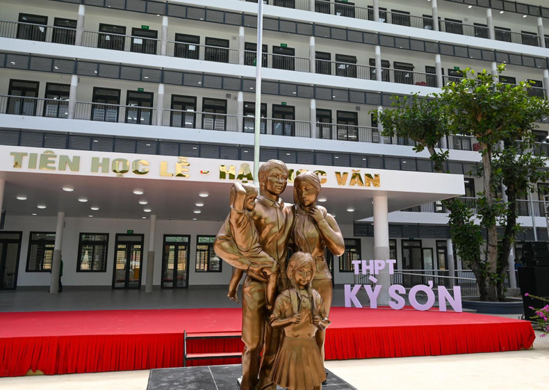 Ky Son High School is considered the largest and most modern high school in the North Central region. Ky Son High School is considered the largest and most modern high school in the North Central region.