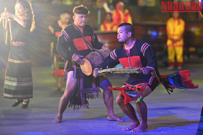Artisans from Dak Lak province perform on Dinh Tien Hoang street.