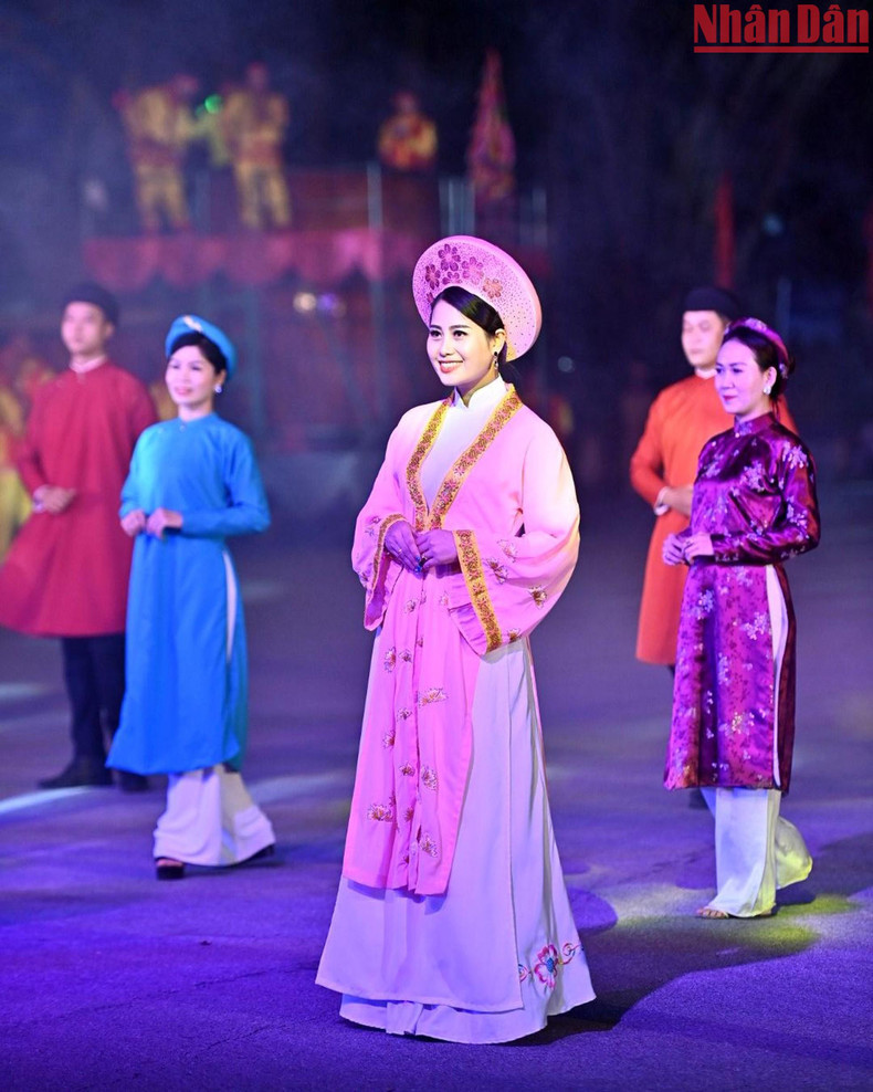 The show of Ao Dai (traditional long dress) by artists from Hue ancient city