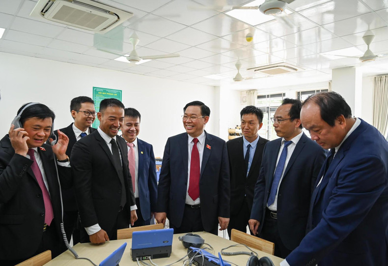 NA leader Vuong Dinh Hue and other delegates visit the function room. NA leader Vuong Dinh Hue and other delegates visit the function room.