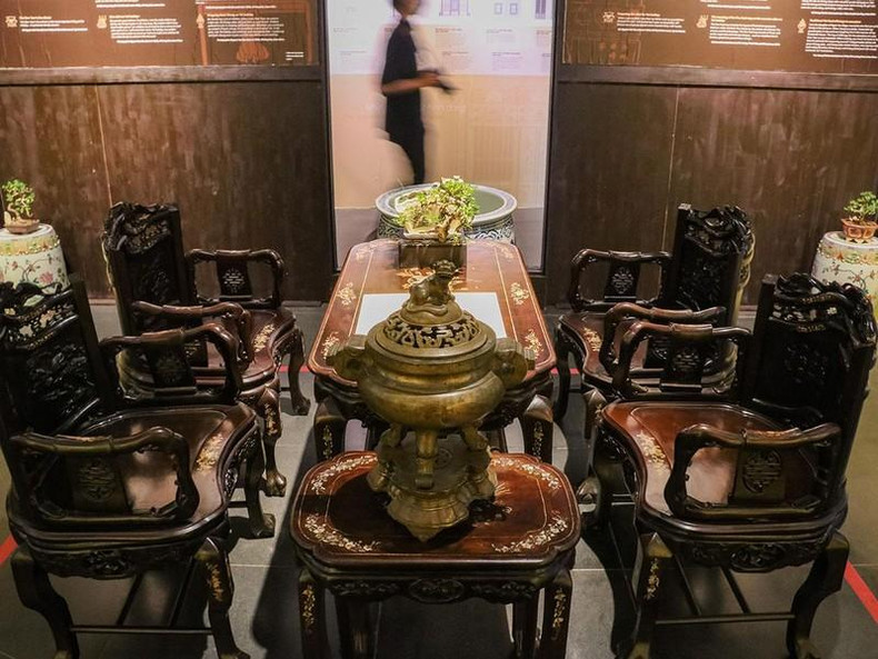 The dining table set was made of wood and carved delicately, highlighting the culture of the ancient Hanoi people.