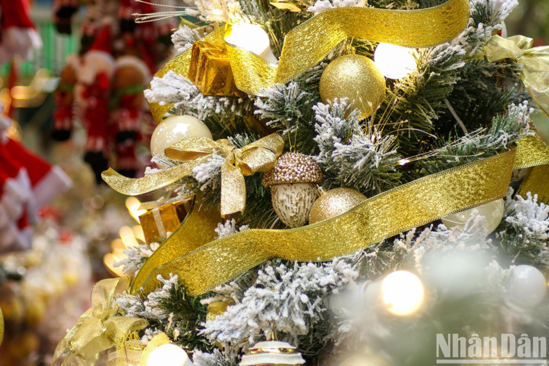 Compared to previous years, this year’s Christmas decorations are more beautiful, attracting more customers.