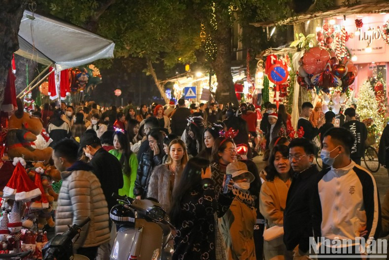 Hanoi’s Old Quarter is bustling with numerous visitors enjoying the festive atmosphere and purchasing decorations for Christmas and New Year 2023. (Photo: THANH DAT)