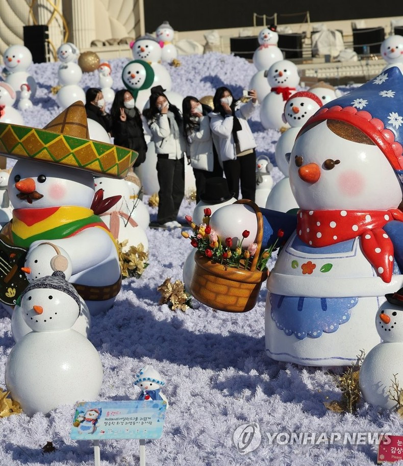 Girls take photos during a visit to Snowman World, where 2,023 snowmen are on display, at the Everland amusement park in Yongin, about 40 kilometres south of Seoul, the Republic of Korea. (Photo: Yonhap)