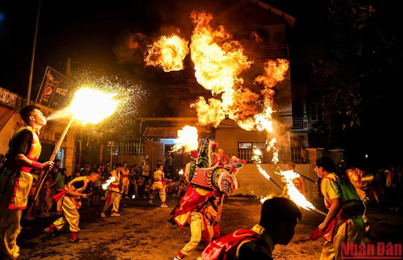 Lion dance and fire blowing are among the special activities of the Mid-Autumn Festival in Cao Ha Village. Lion dance and fire blowing are among the special activities of the Mid-Autumn Festival in Cao Ha Village.