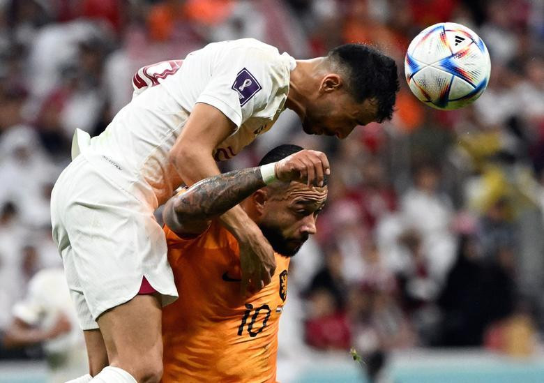 Netherlands' Memphis Depay in action with Qatar's Boualem Khoukhi. (Photo: REUTERS)