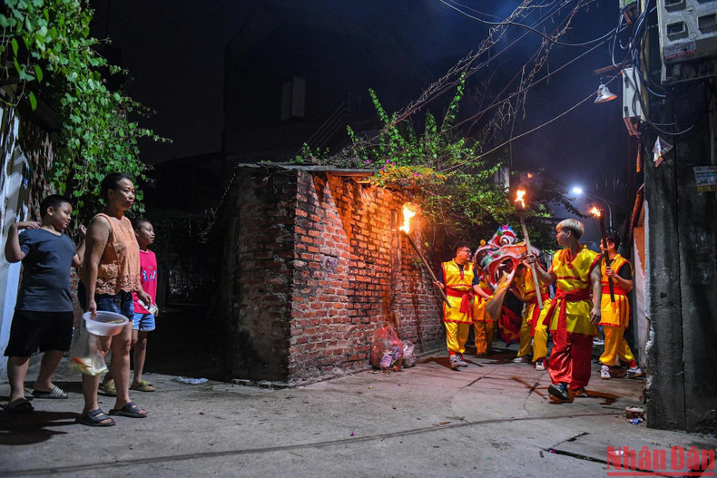 All families are eager to welcome the lion dance group. All families are eager to welcome the lion dance group.