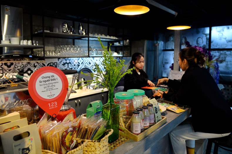 Kym Viet's production facility space also features a cafe, where customers can not only view and choose to buy products, but can also come to learn how to communicate in sign language and better understand the positive messages of the disabled community. Kym Viet's production facility space also features a cafe, where customers can not only view and choose to buy products, but can also come to learn how to communicate in sign language and better understand the positive messages of the disabled community.